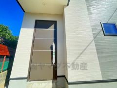 家の顔となる玄関扉がかっこいいと、たくさんの人を招き入れたくなりますね＾＾ 奥まって設置されており、雨にも濡れにくくなっています。