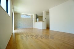 同仕様写真。大きな窓のあるリビングは、陽光あふれる明るい空間です。居心地良く、ご家族皆がゆったり寛げる憩いの空間となりそうです。