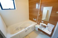 1日の疲れを癒すくつろぎのバスルーム。足を伸ばしてもゆったりと入れるサイズです。お子様と一緒にお風呂に入っても狭くないですね^^