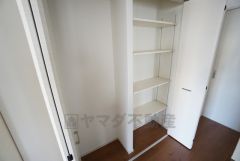 同仕様写真。キッチン横パントリー収納。食器やキッチン用品、食料品の保存に便利です＾＾高さのある物もスッキリ収納できます＾＾