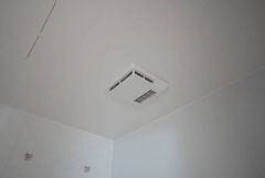 雨の日の洗濯も安心できる浴室暖房乾燥機付き浴室。リモコンで操作もボタン1つで簡単。 浴室暖房乾燥機には、暖房、乾燥、涼風、換気の4つの機能が付いています。タイマー付きです。