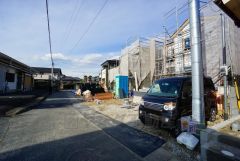 前面道路は前面道路は公道西側約4ｍ。