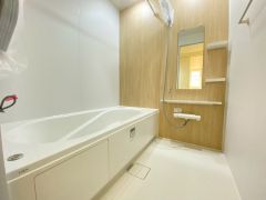 1日の疲れを癒すくつろぎのバスルーム。足を伸ばしてもゆったりと入れるサイズです。お子様と一緒にお風呂に入っても狭くないですね^^
