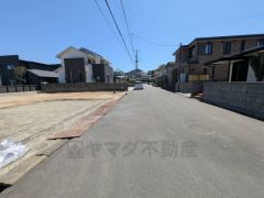 現地（2026年4月）撮影。ゆったりとした6.6ｍ幅の道路をはさんでいることで陽射しを遮られることなくとても明るいです。