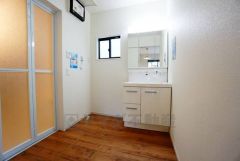 レバーシャワーで引き出して使用できます。収納も一体型になっているので、ドライヤーやヘアアイロンの置き場に困りませんね。