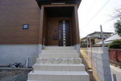 ブラウントーンの玄関扉＾＾外壁とマッチングしていてかっこいいですね＾＾家の顔となる玄関扉がかっこいいと、たくさんの人を招き入れたくなりますね＾＾