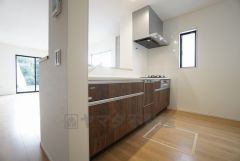 同仕様写真。対面式カウンターキッチンでお子様の様子が見守れます。カウンタートップは耐熱性に優れており、日ごろのお掃除もふき取るだけでＯＫ。ステンレスシンクも簡単にお掃除できますよ。