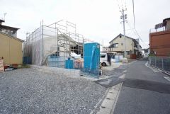 前面道路は交通量が少なく、小さなお子様がいるご家庭も安心です＾＾