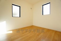 同仕様写真。2面採光を確保した明るい室内は、風通しも良く、大変居心地の良い空間となっております。爽やかな風を感じて起きる朝は、快適生活の始まりに。