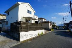 前面道路は公道西側約6ｍ。幅広く、車通りも少ないため離合や駐車がスムーズです＾＾