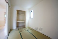 リビングからの続き間として和室をご用意しました。普段はリビングとつなげて開放的な