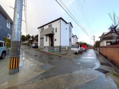 前面道路は北側約3.7ｍ。角地で陽当たり風通し良好＾＾設備仕様も充実した新築戸建です。