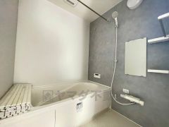 1坪サイズの浴室は、足をのばしてリラックスできます。浴室乾燥機付きなので、雨の日も気にせず洗濯物が干せます。