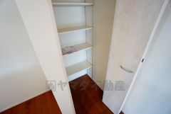 同仕様写真。キッチン横パントリー収納。食器やキッチン用品、食料品の保存に便利です＾＾高さのある物もスッキリ収納できます＾＾