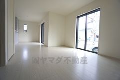 夏は強い日差しをカット、冬は暖かな遮熱高断熱型Low-Eガラスを採用。夏の強い日差しを約60%カットし、冷房効果を高めます。紫外線もカットするため紫外線による日焼けも抑制。