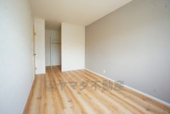 住む人のこだわりを活かす洋室＾＾日当たりがよく、寝室としての利用もおすすめ。ウォークインクローゼットもあり荷物もすっきり片付けれ、ゆとりのある暮らしが出来ます＾＾