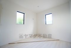 2面採光を確保した明るい室内は、風通しも良く、大変居心地の良い空間となっております。爽やかな風を感じて起きる朝は、快適生活の始まりに。