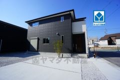 オール電化住宅。須恵駅まで自転車で約9分。 敷地面積は広々62坪。西鉄バス「城山団地」まで徒歩9分。