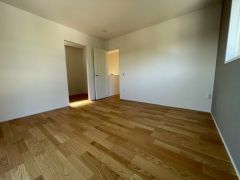 8帖と広めの主寝室はダブルベッドも余裕で配置できます。アクセントクロスがオシャレですね。インテリアでどんな部屋にするのか考えるのも楽しみです。