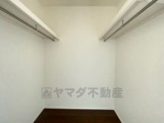 ハンガーパイプ付で散らかりがちな洋服類もきれいに整理できます。使用頻度が少ないものは枕棚の上に、足元には3段ボックスを置いて、フル活用できるクローゼットです＾＾