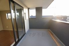 南側に面した大型のバルコニーは日当たり良好です。お洗濯物も気持ちよく干せそうです。日光浴をしたり、星を眺めたりも良いですね^^