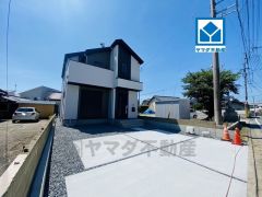 JR新原駅まで徒歩4分。コンビニまで徒歩4分。西鉄バス「新原」停まで徒歩4分。 カースペースは停めやすい並列駐車2台付き。