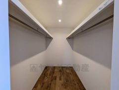 収納力豊富なウォークインクローゼット付き。洋服や小物などを1箇所にまとめて美しい収納を実現します。