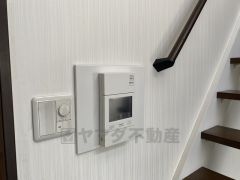 防犯性、セキュリティ対策に安心できるテレビモニター付きインターフォンです。セールスマン対策にもなり安心できます。