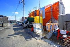 前面道路は北側公道約6.2ｍ。幅広く交通量も少ない為安心して離合できます＾＾