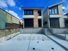 駐車スペースはゆとりある2台分を確保。マイカー用に、お客さま用に、余裕を持ってご利用いただけます。