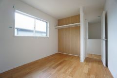 木目調のシンプルデザインで落ち着きと安らぎの空間に仕上げています。各部屋に収納が完備されているので、お荷物が多くなっても安心の設計です。