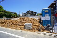 カースペースは停めやすい並列駐車5台付きで来客時も安心です＾＾（軽自動車含む） 自転車やバイクなども置ける広さです＾＾