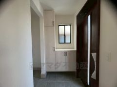 たっぷり収納できるシューズボックスです。家族全員の靴がきれいに整頓できます。棚の上にお花や写真を飾っても良いですね。