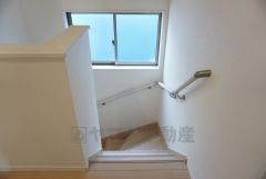 同仕様写真。採光も十分に計算された、手摺付き階段部分です。