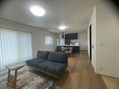 大きな窓のあるリビングは、陽光あふれる明るい空間です。居心地良く、ご家族皆がゆったり寛げる憩いの空間となりそうです。