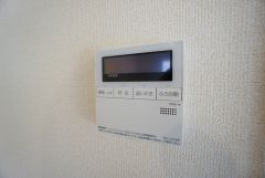 給湯器リモコンはキッチン横からボタンひとつで操作が楽々。通話ボタン付きでお子様とも会話ができて安心です。
