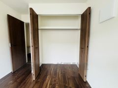 ハンガーパイプ付で散らかりがちな洋服類もきれいに整理できます。使用頻度が少ないものは枕棚の上に、足元には3段ボックスを置いて、フル活用できるクローゼットです＾＾
