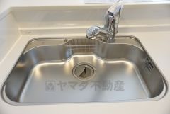同仕様写真。広々とした凸型シンクに洗剤ポケットを標準装備。大きなお鍋など洗いやすいです。洗剤や石鹸、スポンジもすっきりできる収納付き。