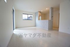 家族が集まる開放的なリビング。約17帖の大空間で毎日のお食事が楽しみです＾＾思い思いの時間を過ごしたり、家族みんなで食事をしたり、素敵な団らんの場になりますね。