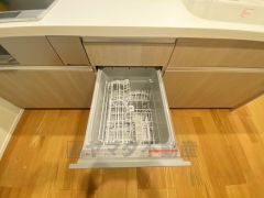 家事の時間が短縮できる食器洗浄乾燥機付。後片付けもラクラクです。 食器を洗う手間が減るので家族とのコミュニケーションの時間や自分の時間が増えますね。