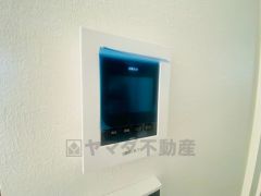 防犯性もばっちり、TVモニター付きインターフォン完備。大きなモニターで玄関先を確認できます。録画機能が付いているので不在時の訪問者も確認できて安心です^^