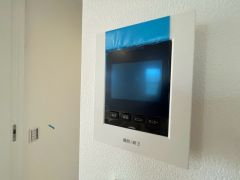 防犯性、セキュリティ対策に安心できるテレビモニター付きインターフォンです。セールスマン対策にもなり安心できます。