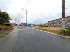 前面道路は公道東側約6.04ｍ、南側約6.53ｍ。幅広いため、車の離合や駐車がスムーズです＾＾