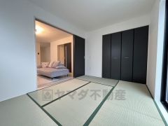 リビングからの続き間として和室をご用意しました。普段はリビングとつなげて開放的なスペースとして。来客時には客間としてお使いいただけます。