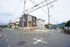 前面道路は南向き公道約5ｍ。