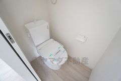 同仕様写真。温水洗浄機付トイレです。節水機能もあるので、安心して使えますね。もちろん、1階2階の2ヶ所にトイレがあるので、忙しい朝にもゆとりができますね。