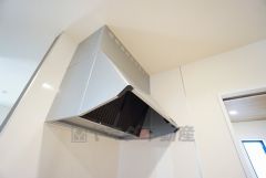 調理により発生する油煙や臭いを吸い込み、屋外へ排気してくれます。