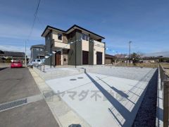 前面道路は私道北側約4.03ｍ、西側約5ｍ。私道の為、車の通行がほとんどなく小さなお子様がいるご家庭でも安心して過ごせます＾＾