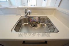 広々とした凸型シンクに洗剤ポケットを標準装備。大きなお鍋など洗いやすいです。洗剤や石鹸、スポンジもすっきりできる収納付き。