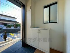 たっぷり収納できるシューズボックスです。家族全員の靴がきれいに整頓できます。棚の上にお花や写真を飾っても良いですね。